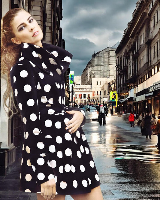 Polka Dot Coat – Poder en Cada Lunar